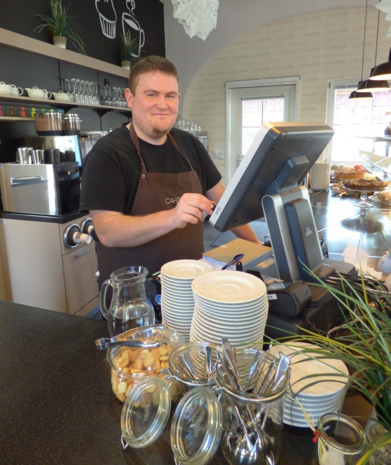 Dominikus liebt seinen Job im Café