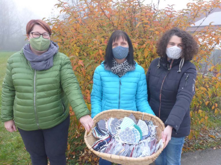 Frauengemeinschaft Pfaffing spendet 160 Masken