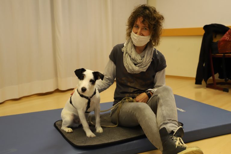 Schulhund Willi – Tiefentspanntes Powerpaket hilft Kindern