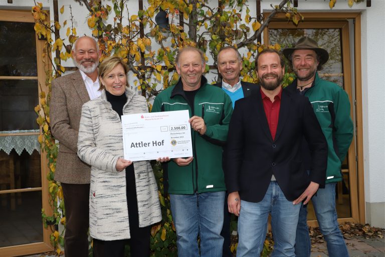 Lions Club spendet 2500 Euro für Attler Hof